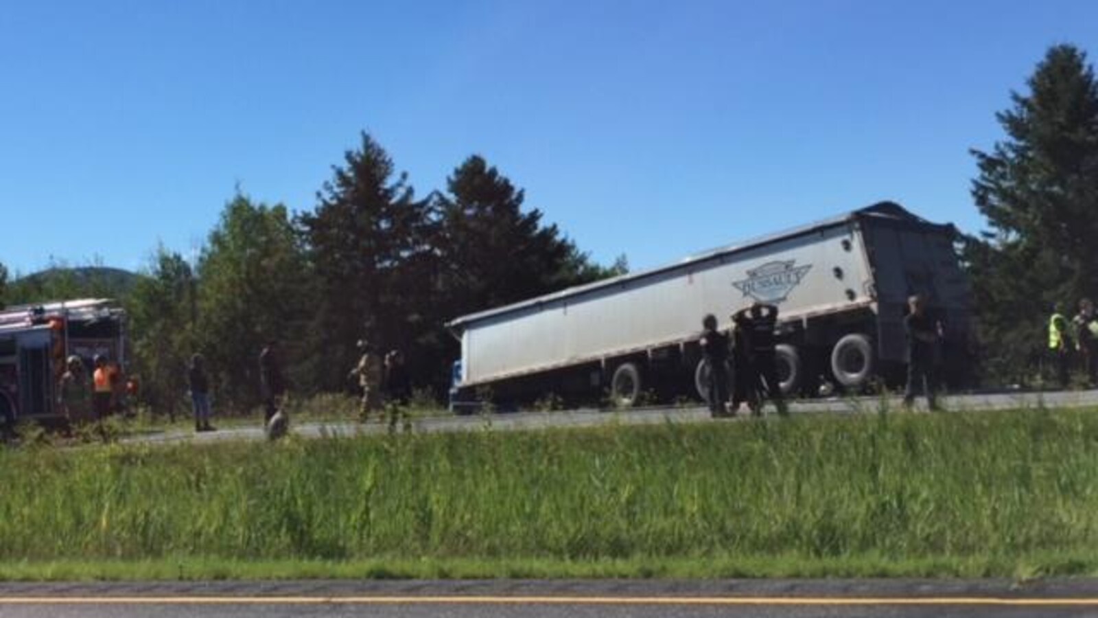 Un véhicule lourd qui a effectué une sortie de route sur l'autoroute 10.