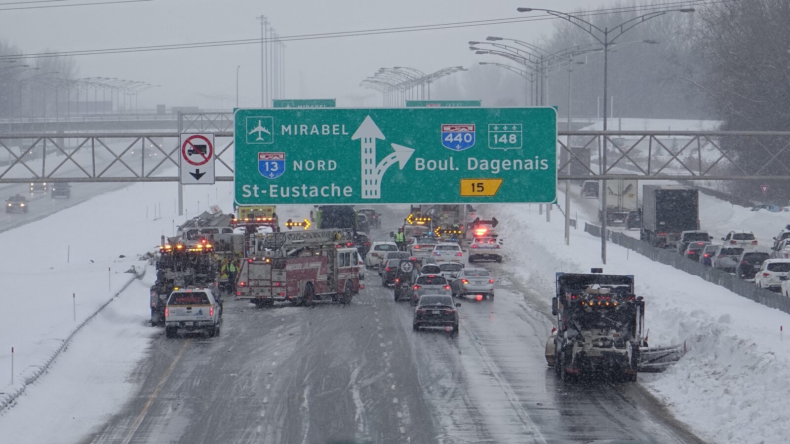 Des véhicules d'urgence sur les lieux de l'accident.