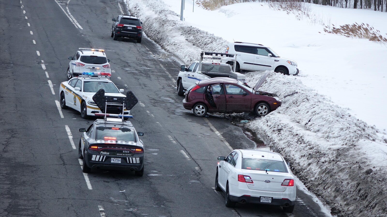 Les véhicules en cause se trouvent sur le bord de la route.