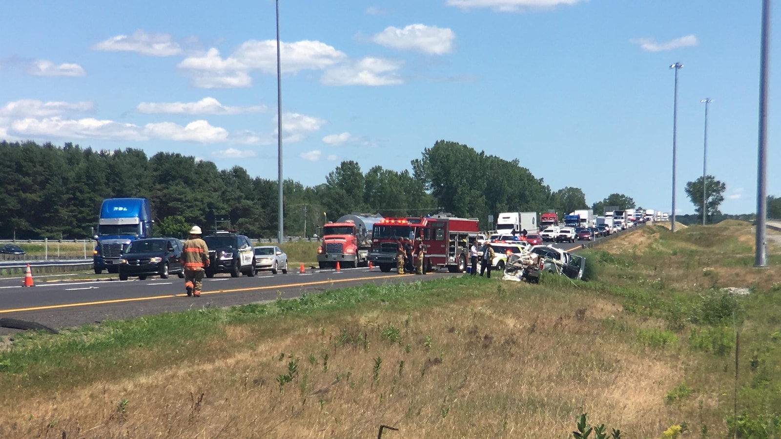 Camion de pompiers, policiers et camions accidentés