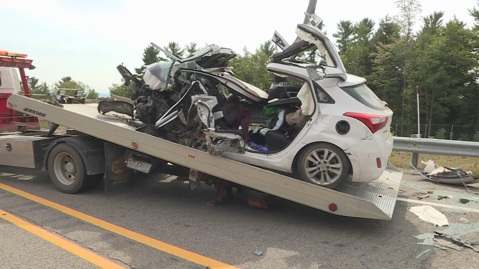 Une carcasse de voiture sur l'autoroute 50