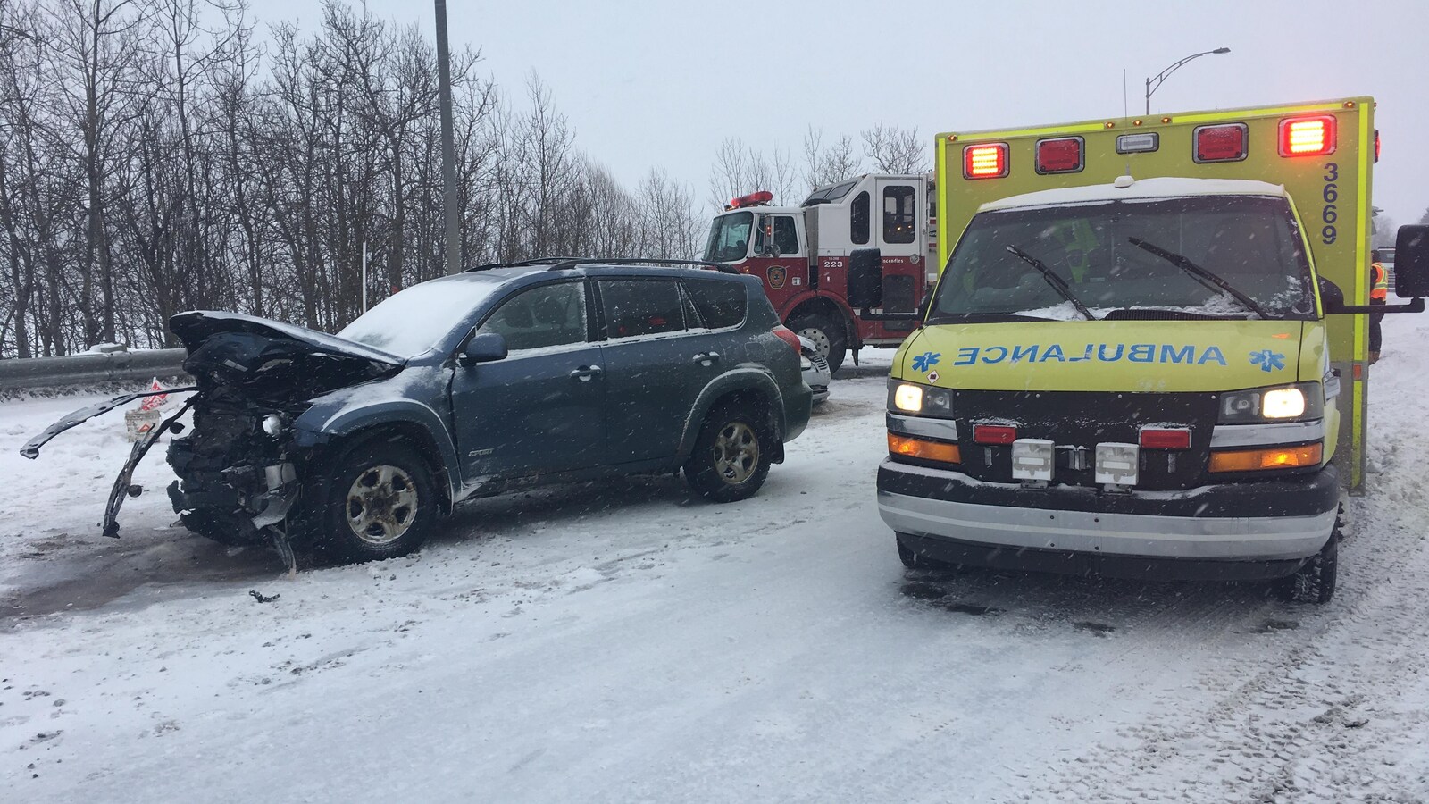 Un véhicule accidenté, une ambulance et un camion de pompier