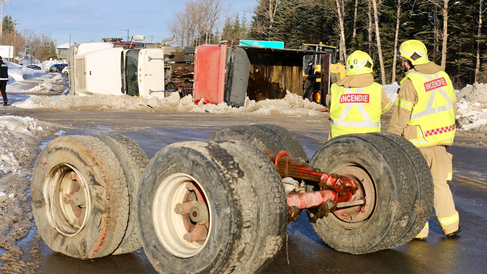 Un camion de déneigement a perdu un essieu et s'est renversé sur l'avenue Jules-Verne à Québec, vendredi.