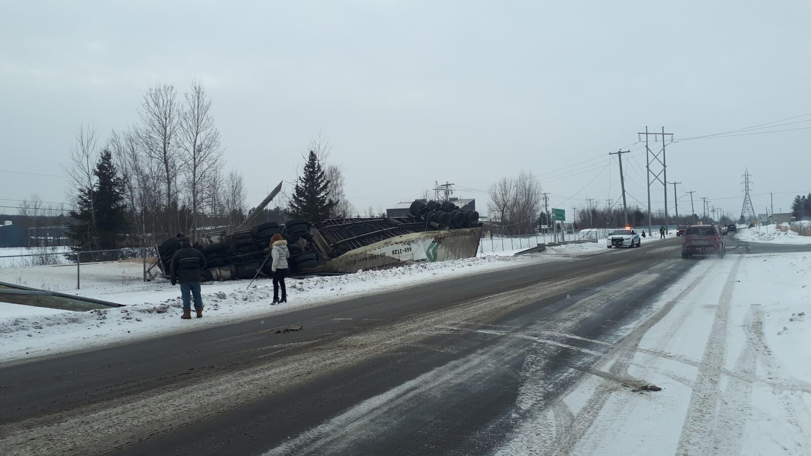 Un camion renversé sur le bord d'une route.