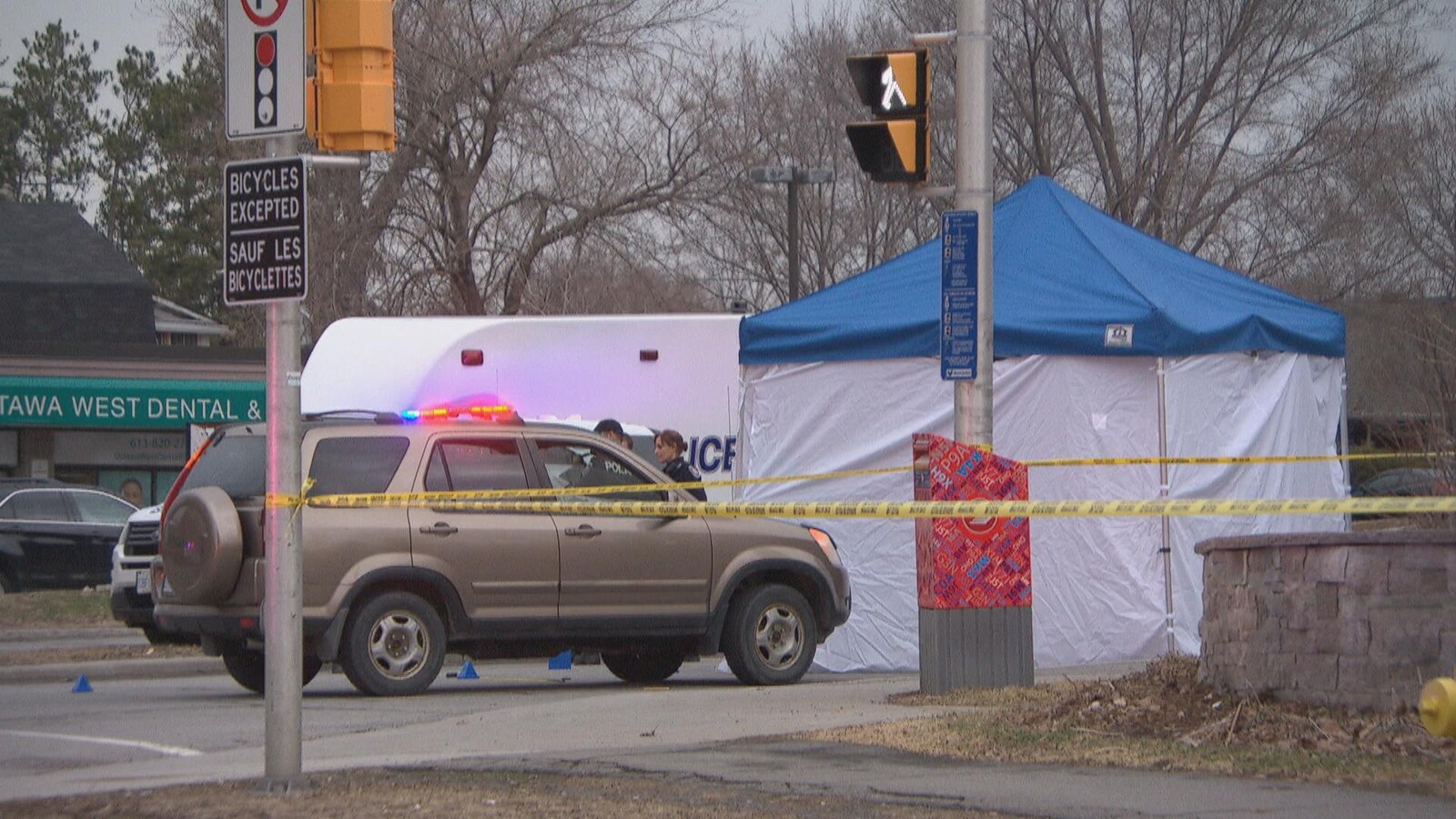 Des rubans de police établissent un périmètre de sécurité autour d'un lieu d'accident.