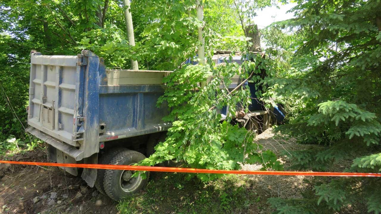 Le travailleur était à bord de ce camion lorsque le drame s'est produit.