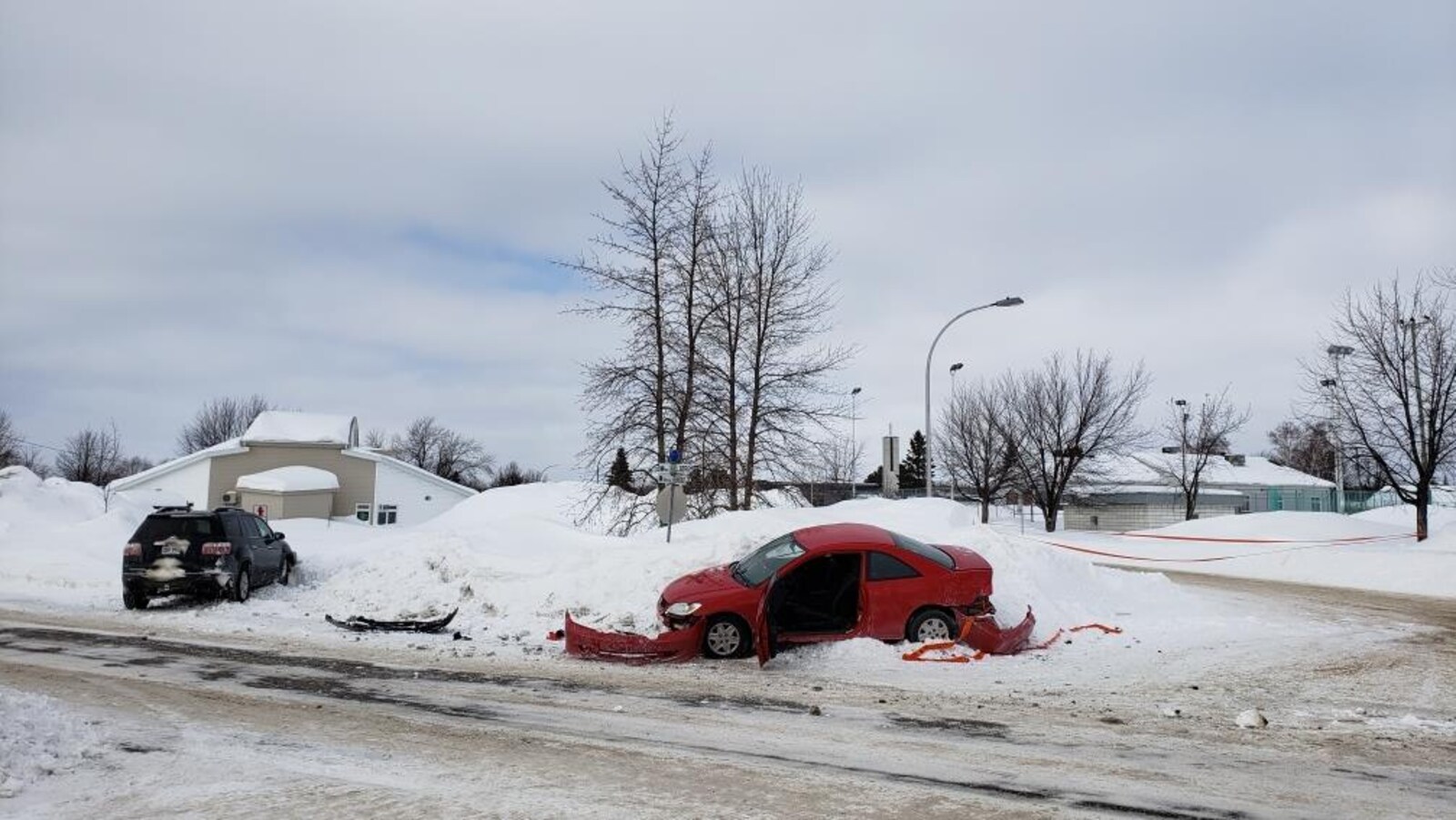 Une voiture a été lourdement abîmée après un accident avec un VUS.