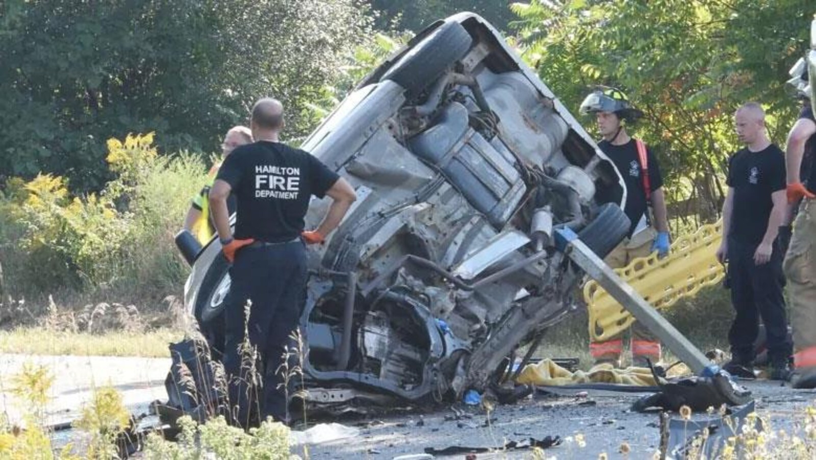 Une voiture accidenté et des pompiers autour