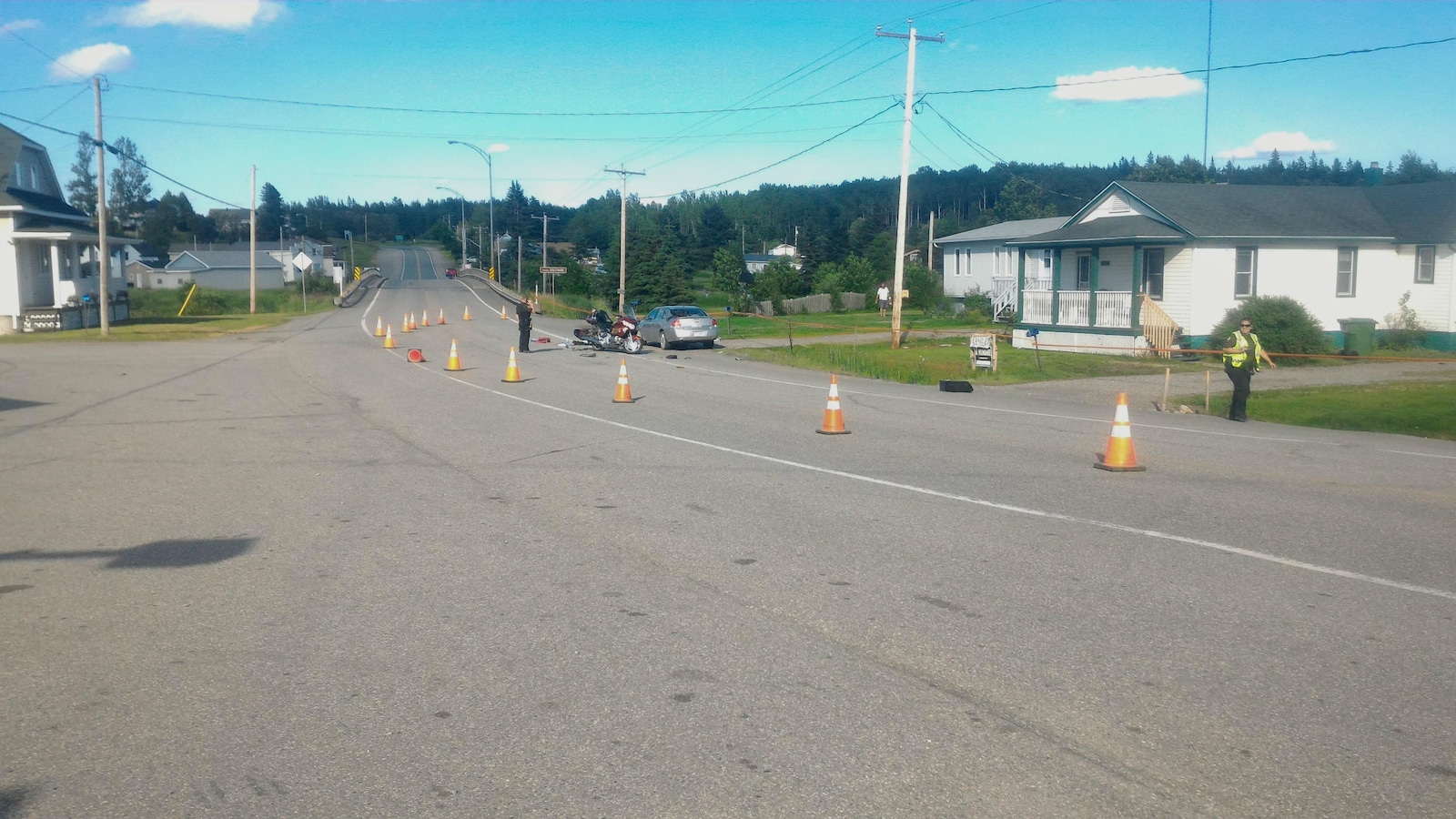 La collision est survenue dans le village de Rollet.