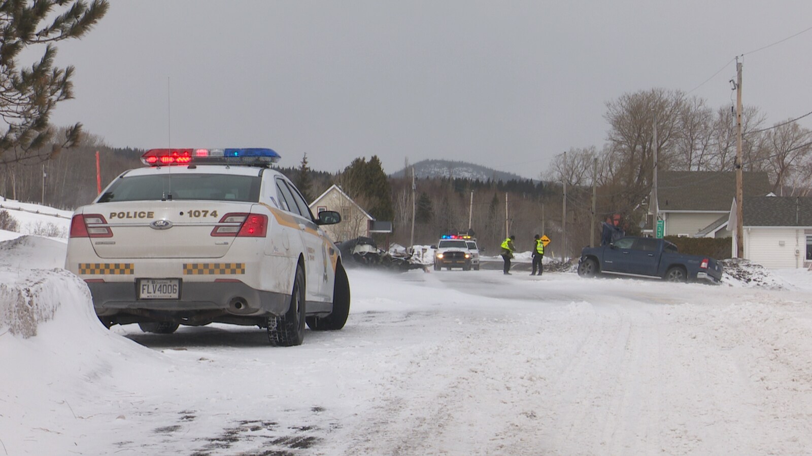 Voiture de police avec voitures accidentées en arrière-plan