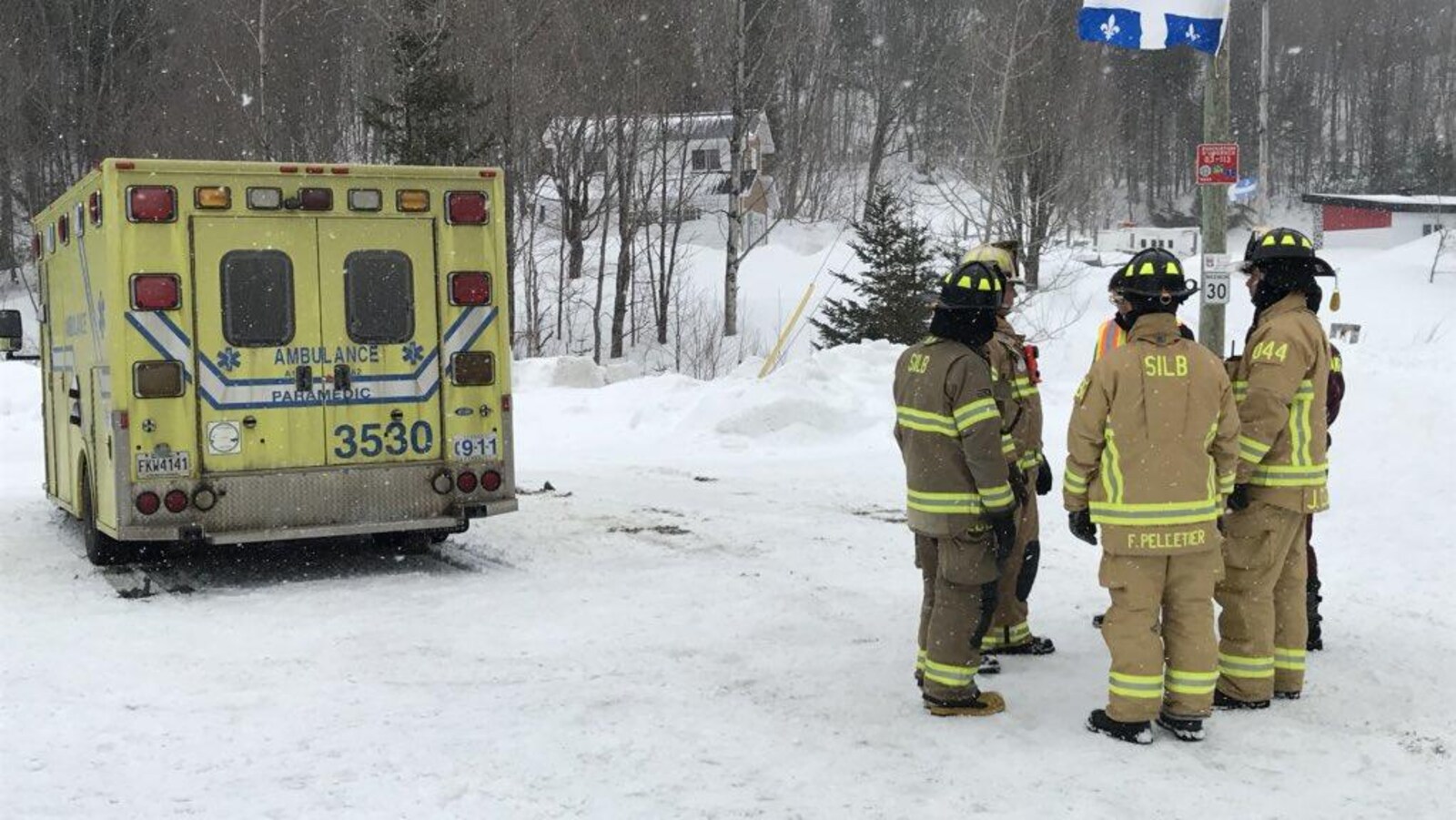 Des pompiers et une ambulance près d'un sentier de motoneige où un accident est survenu dans le secteur de Lac-Beauport.