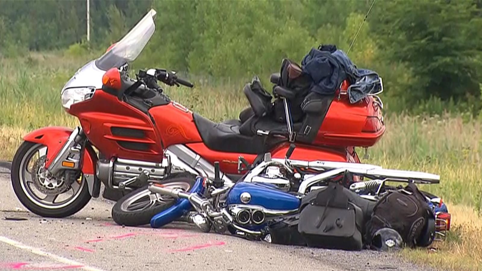 Une moto renversée sur le sol.