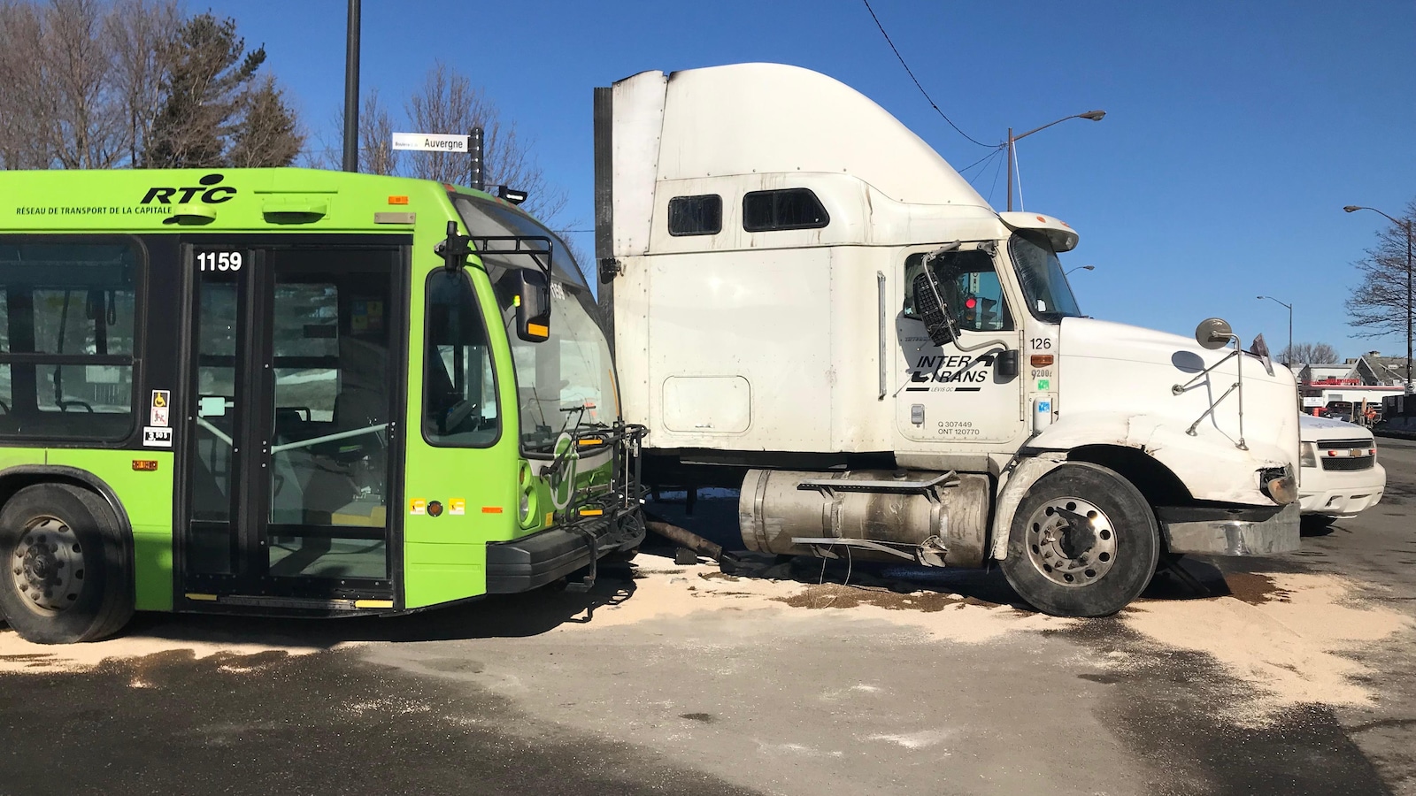 Le chauffeur du camion a été arrêté pour conduite avec les facultés affaiblies par la drogue.