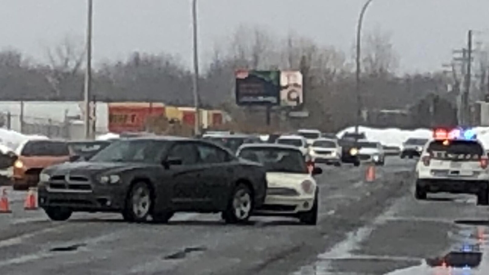 Un véhicule noir sur le boulevard Maloney.