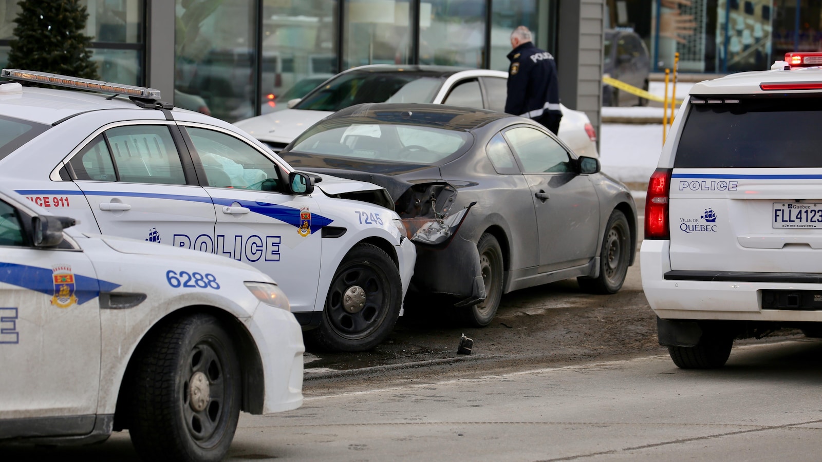 Une scène d'accident entre une voiture et une auto-patrouille du Service de police de la Ville de Québec