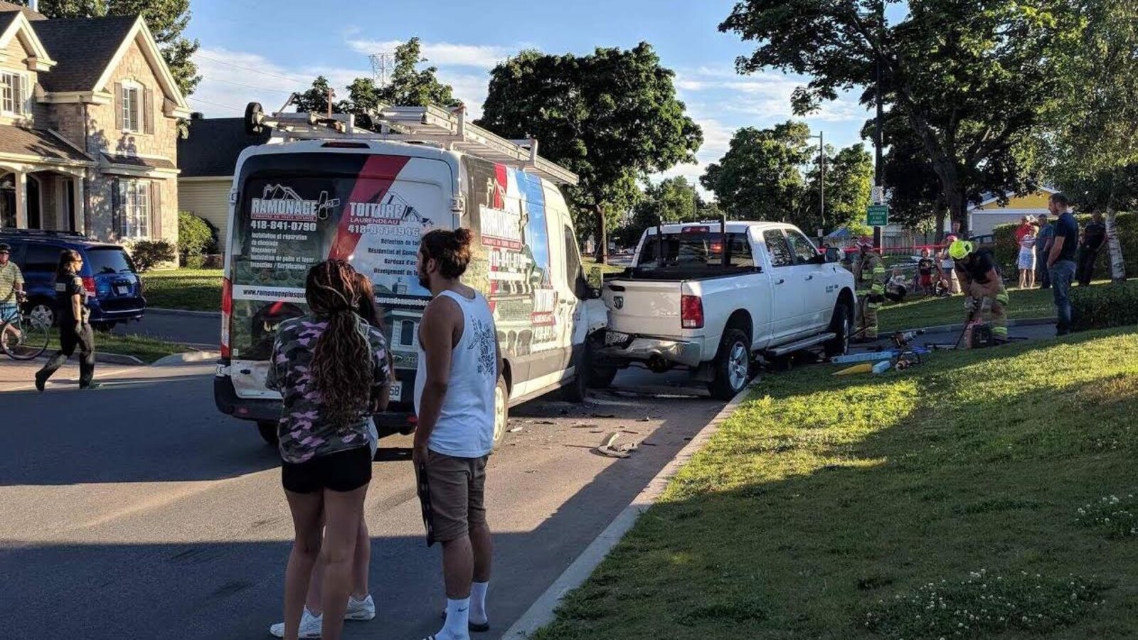 L'homme est demeuré coincé sous une camionnette blanche avec son quadriporteur.