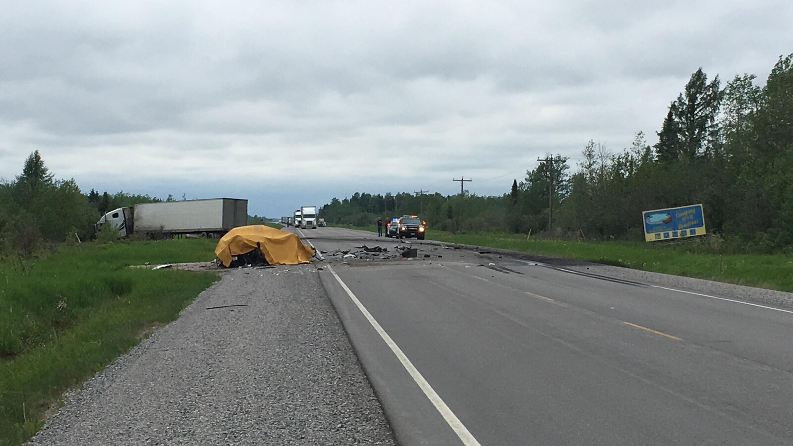 La voiture dans laquelle se trouvait le conducteur est entrée en collision avec un semi-remorque. L'accident est survenu à l'est de Mattice.