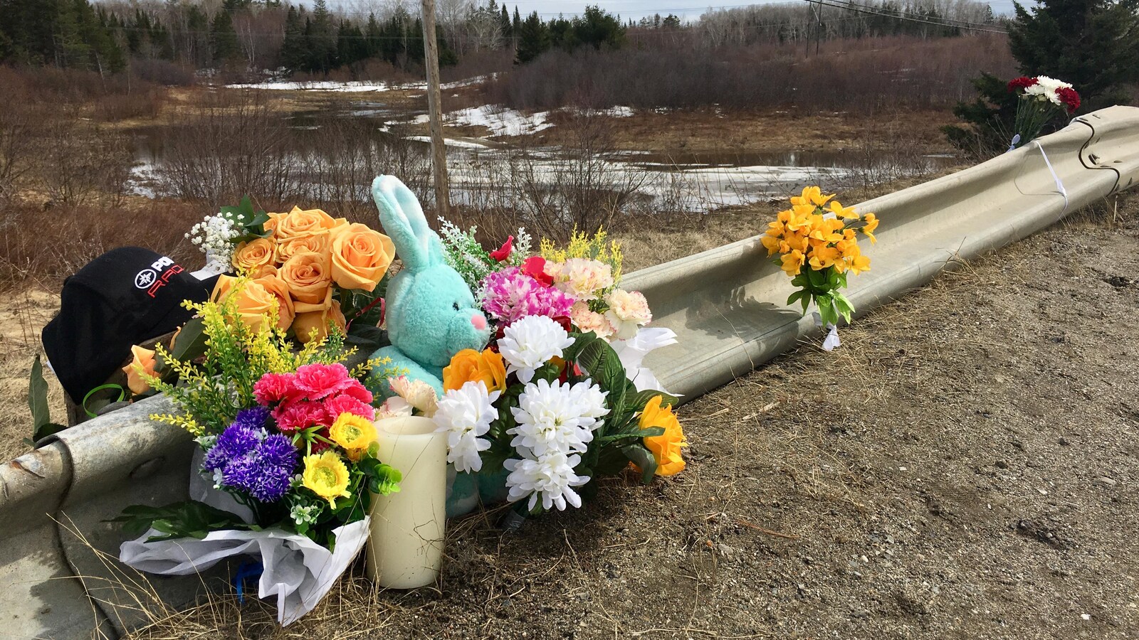 Le lieux de l'accident avec les cadeaux déposés par les membres de la communauté.