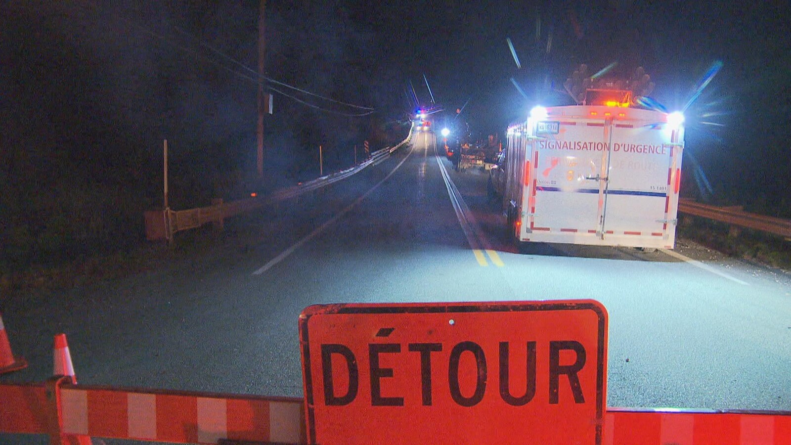 Un détour a été mis en place samedi soir à Saint-Claude en Estrie. Deux passagers sont restés prisonniers de leur voiture qui a pris feu.