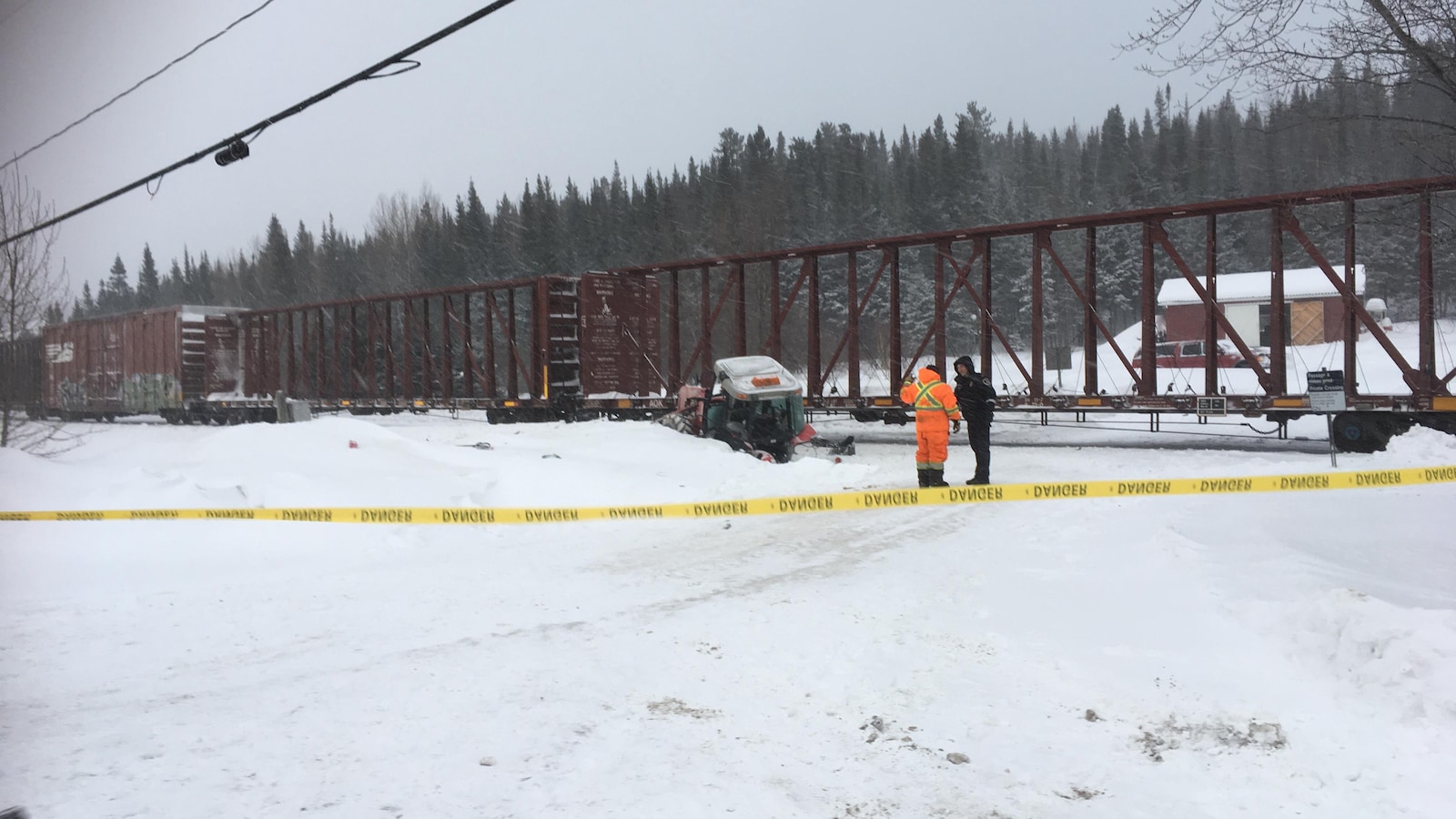 Le train arrêté sur la voie et la carcasse du tracteur