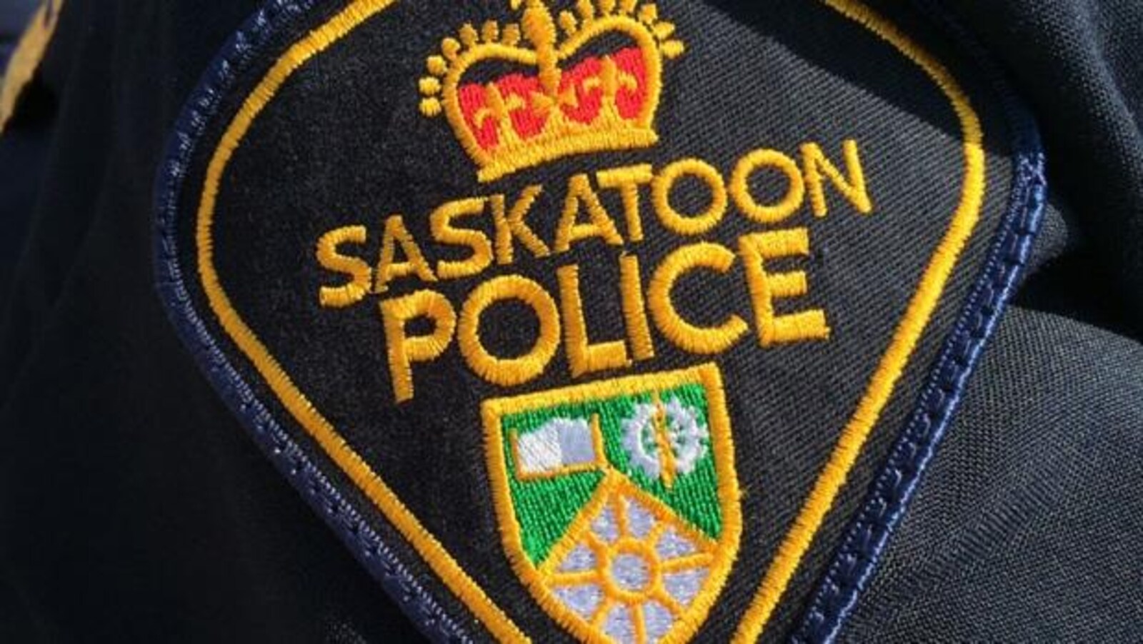 Plan serré d'un écusson du Service de police de Saskatoon sur l'épaule d'un uniforme.