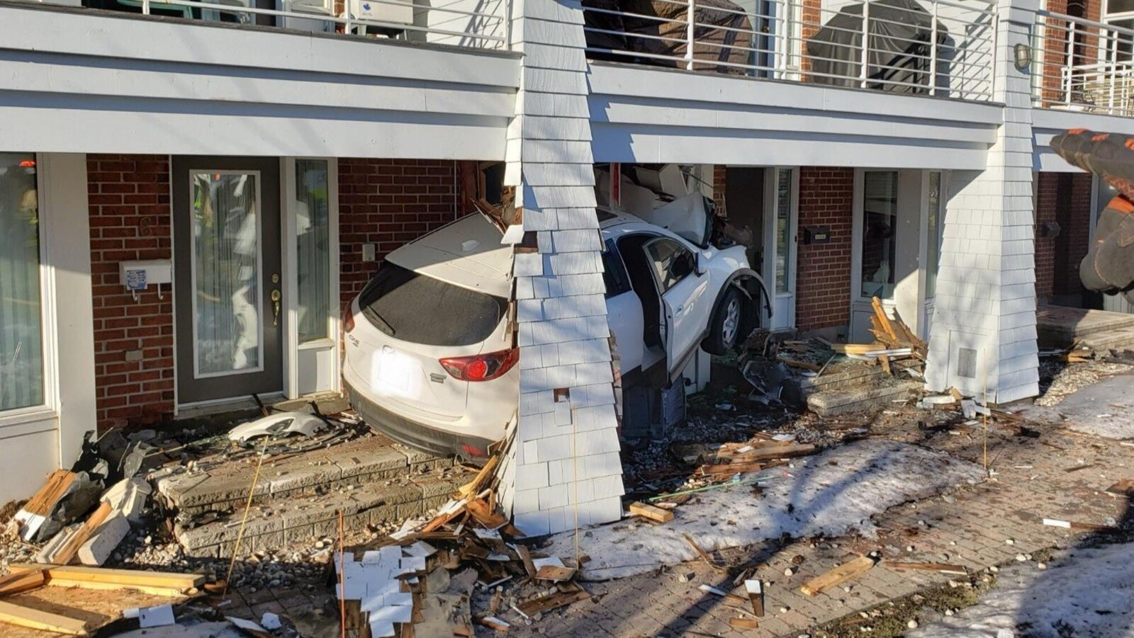 Une voiture qui a fracassé le devant d'une résidence.