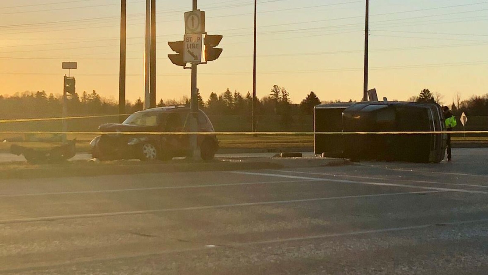 Deux véhicules accidentés près d'un passage piéton et d'un policier en uniforme sur l'autoroute Pembina