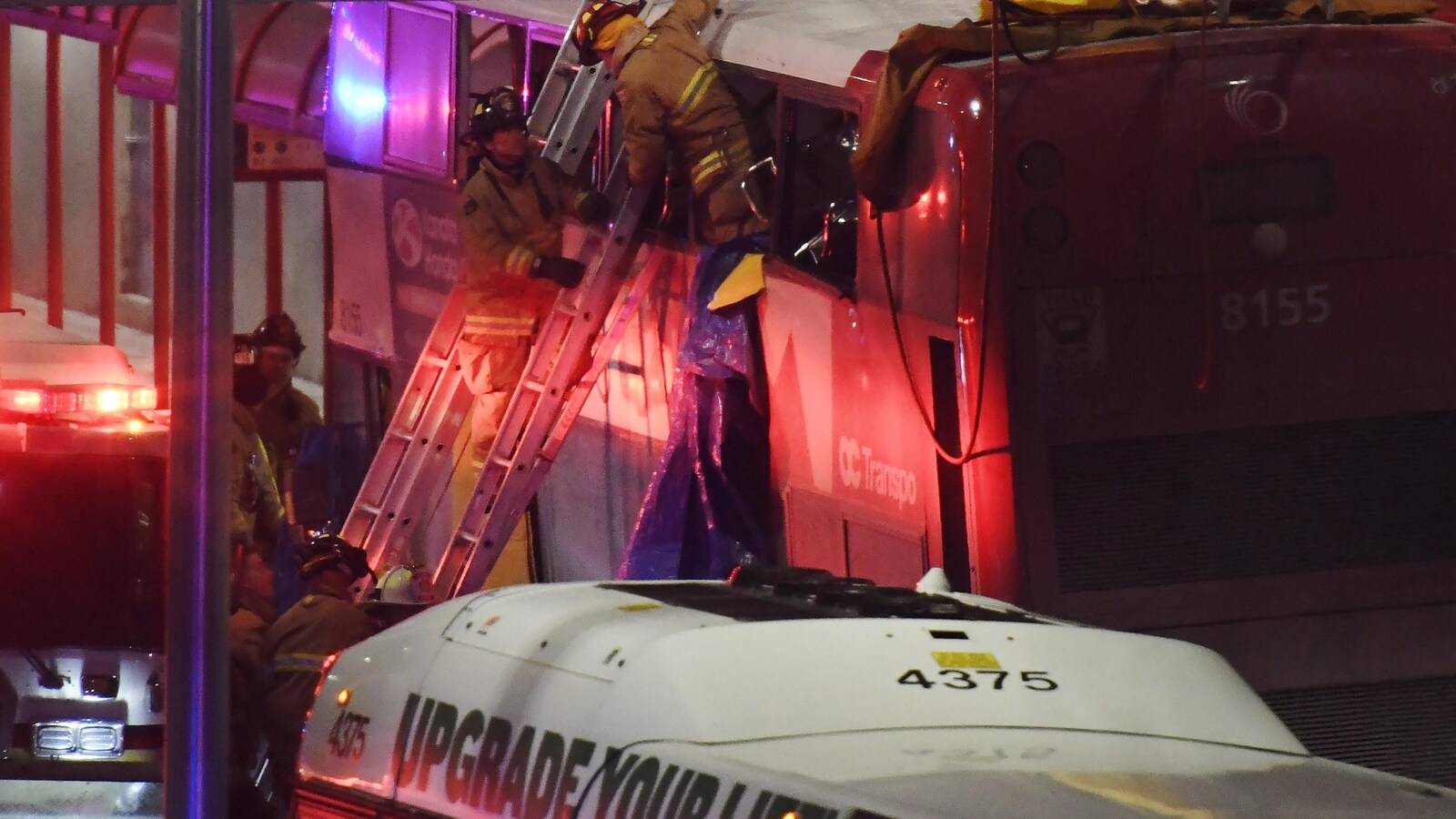 Les premiers répondants travaillent sur la scène d'un accident impliquant un autobus à deux niveaux qui a heurté un abribus à Ottawa. La presse canadienne.