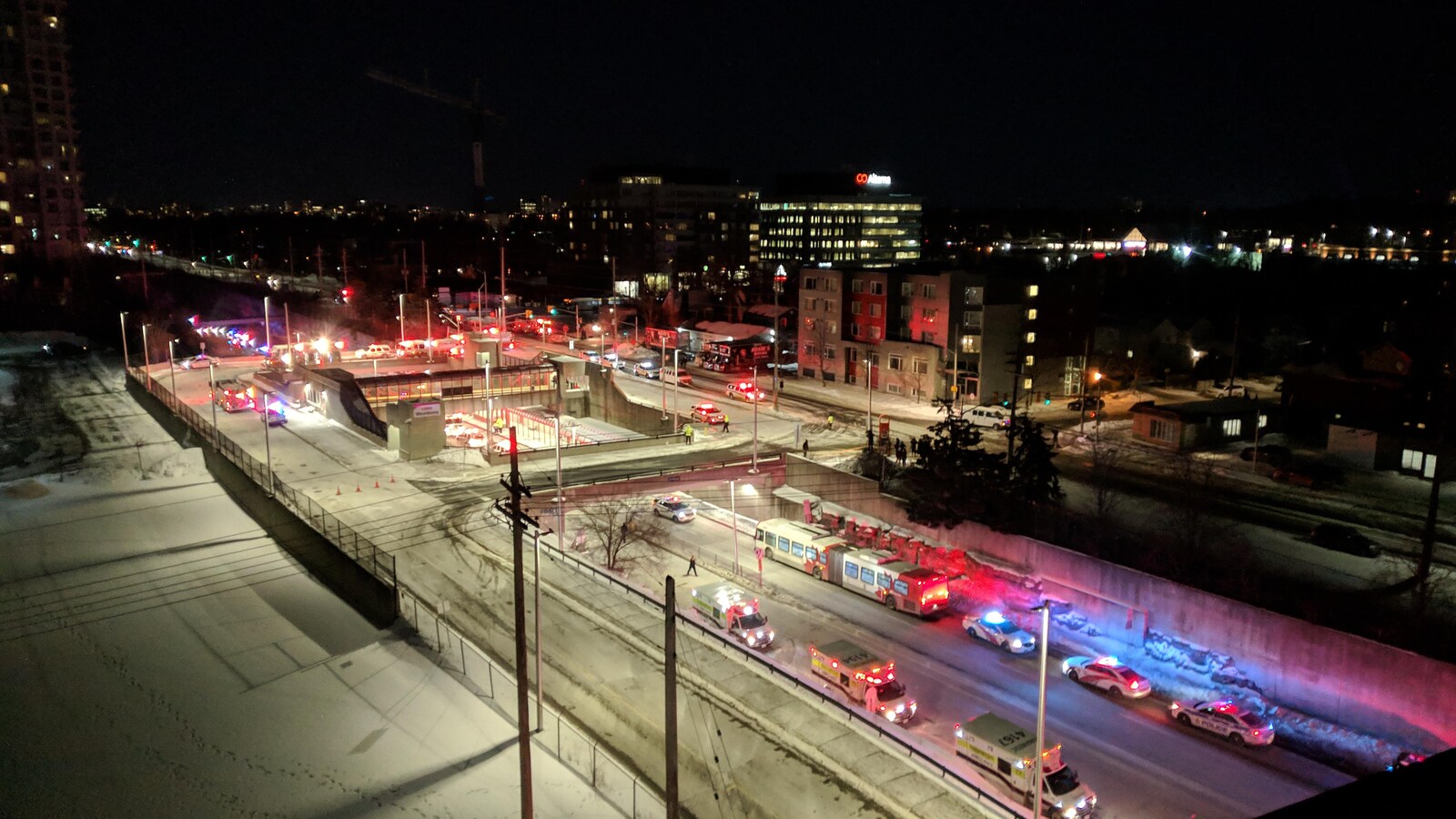 Des véhicules d'urgence autour de la scène de l'accident.