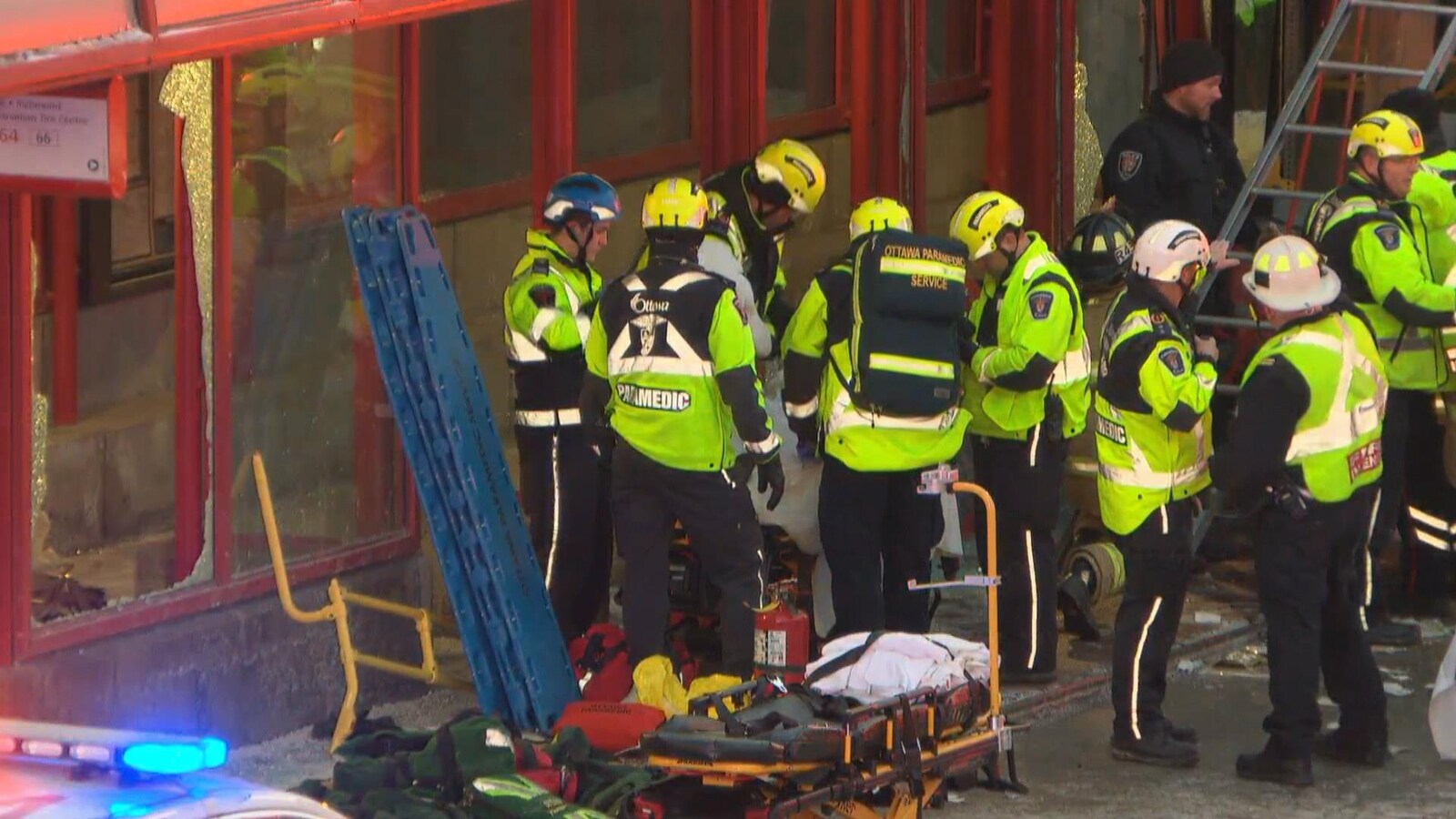 Des ambulanciers paramédicaux qui interviennent sur les lieux d'un accident.