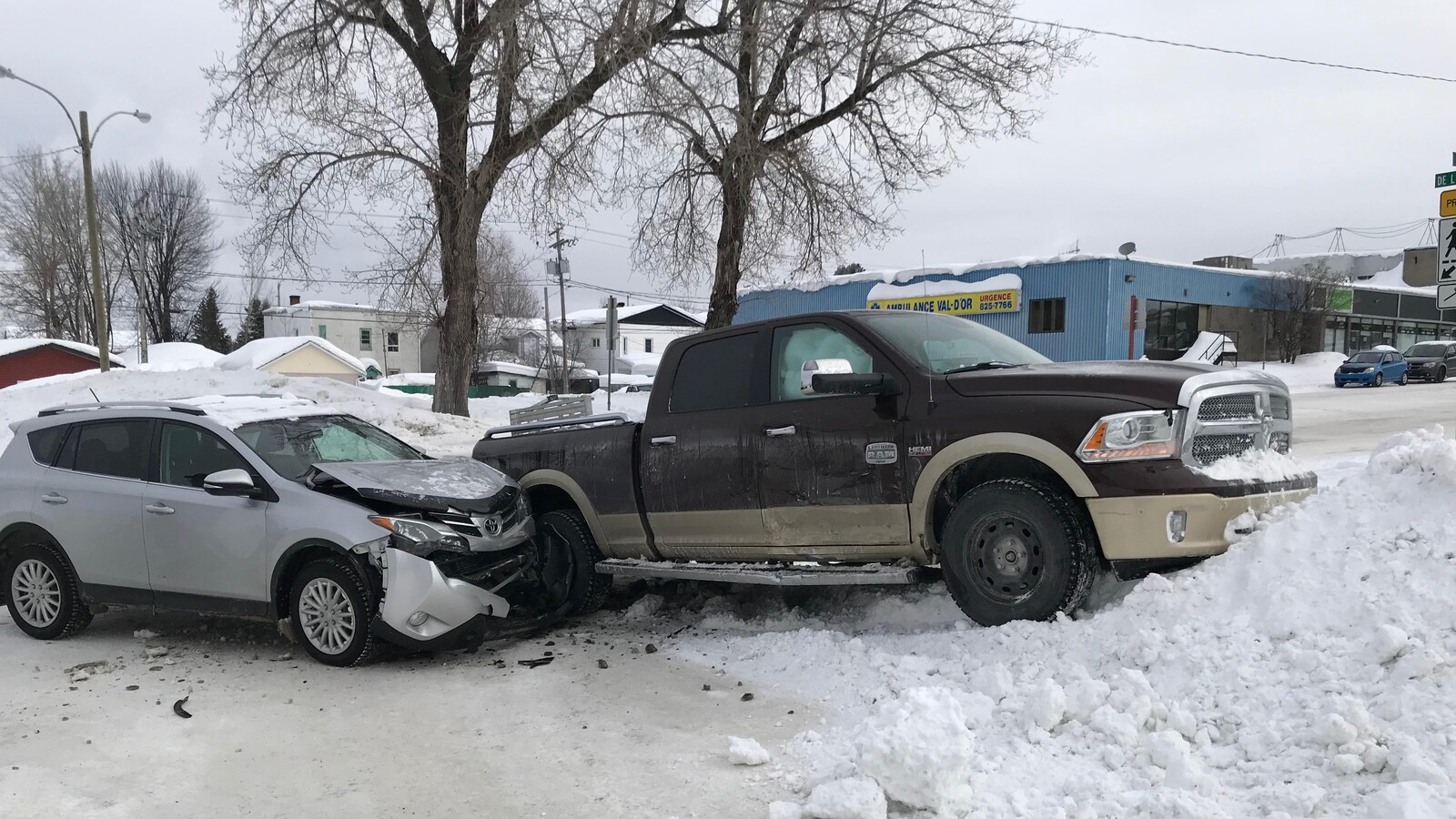 Une voiture et une camionnette sont entrés en collision, l'hiver.