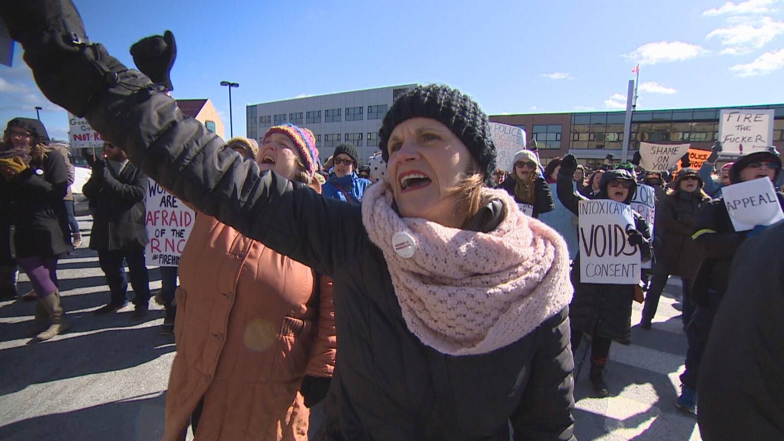 Des femmes manifestent contre l'acquittement d'un policier accusé d'agression sexuelle.