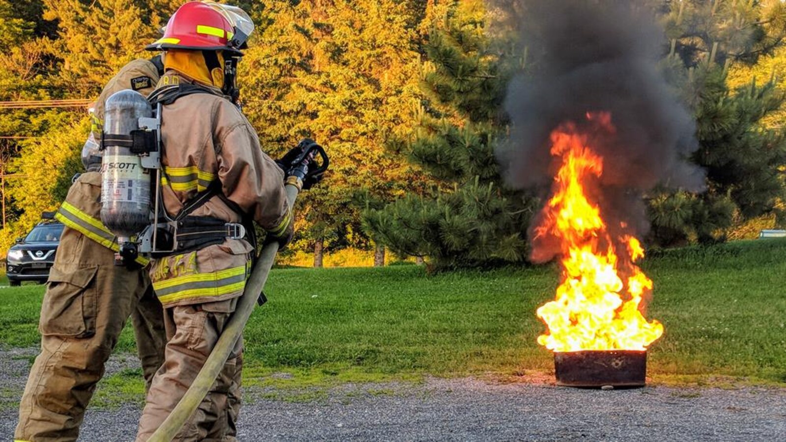 Deux pompiers devant un feu