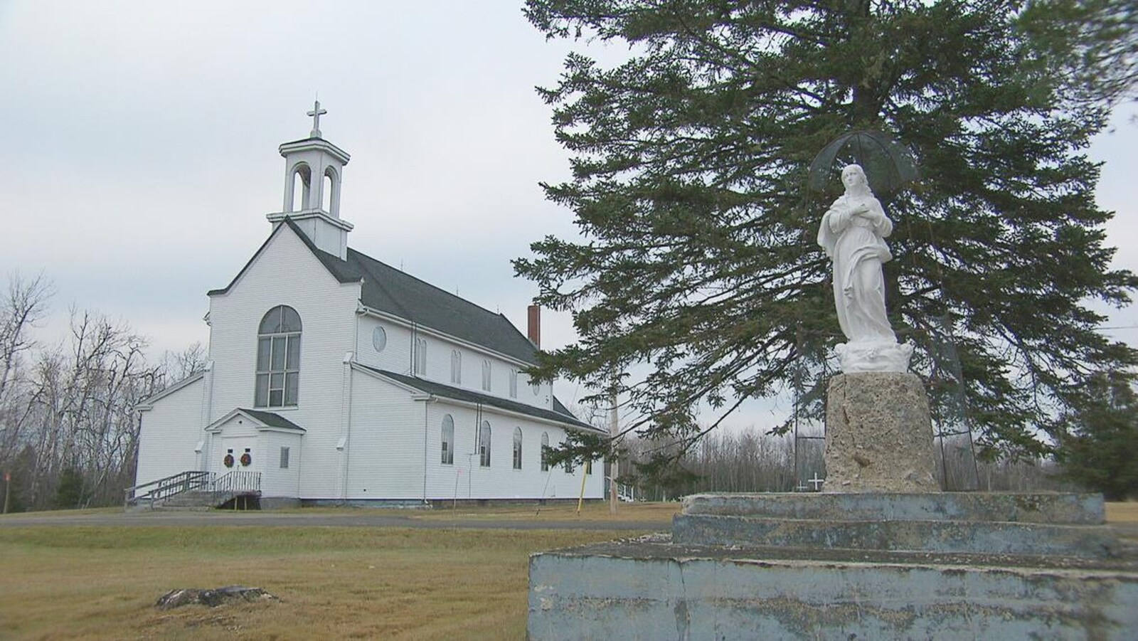 Une statue de la vierge Marie devant l'église