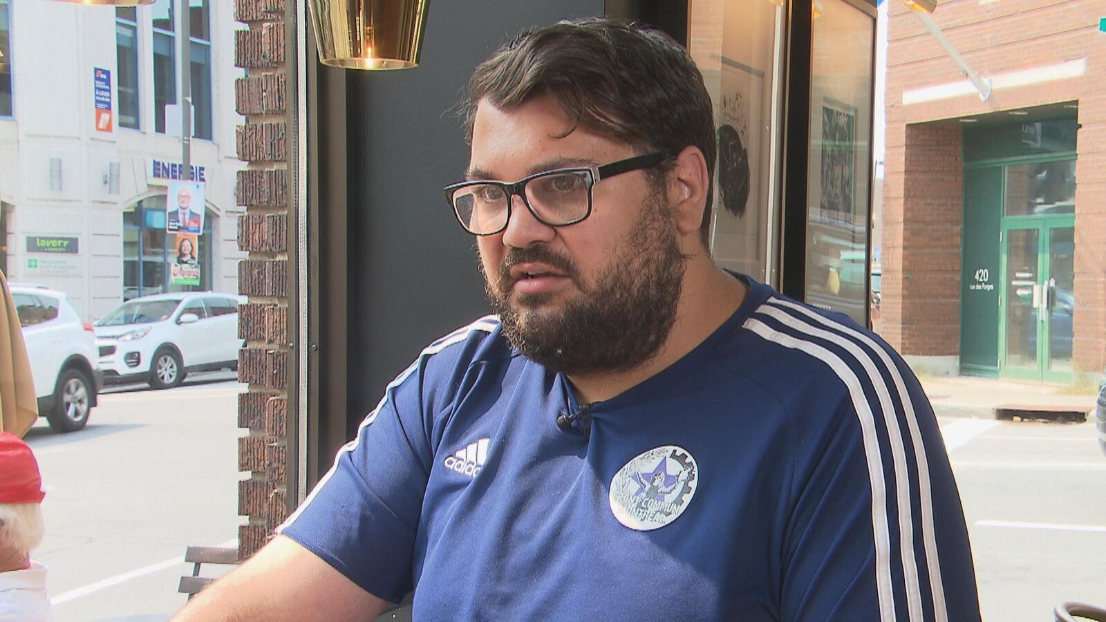 Adis Simidzija dans un café de Trois-Rivières.