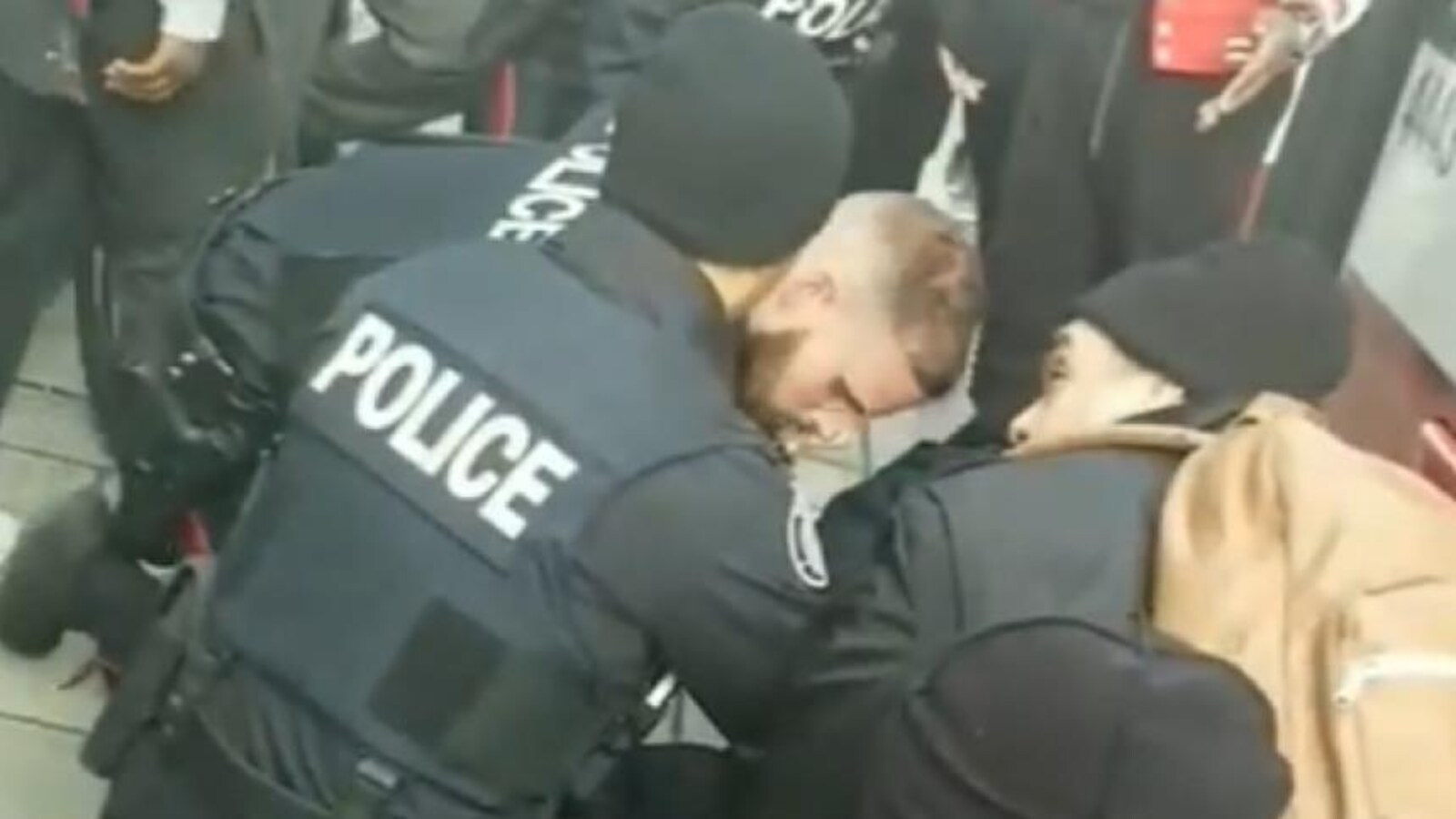 Des policiers et inspecteurs de la CTT immobilisent un adolescent dans une vidéo publiée du Facebook en février.