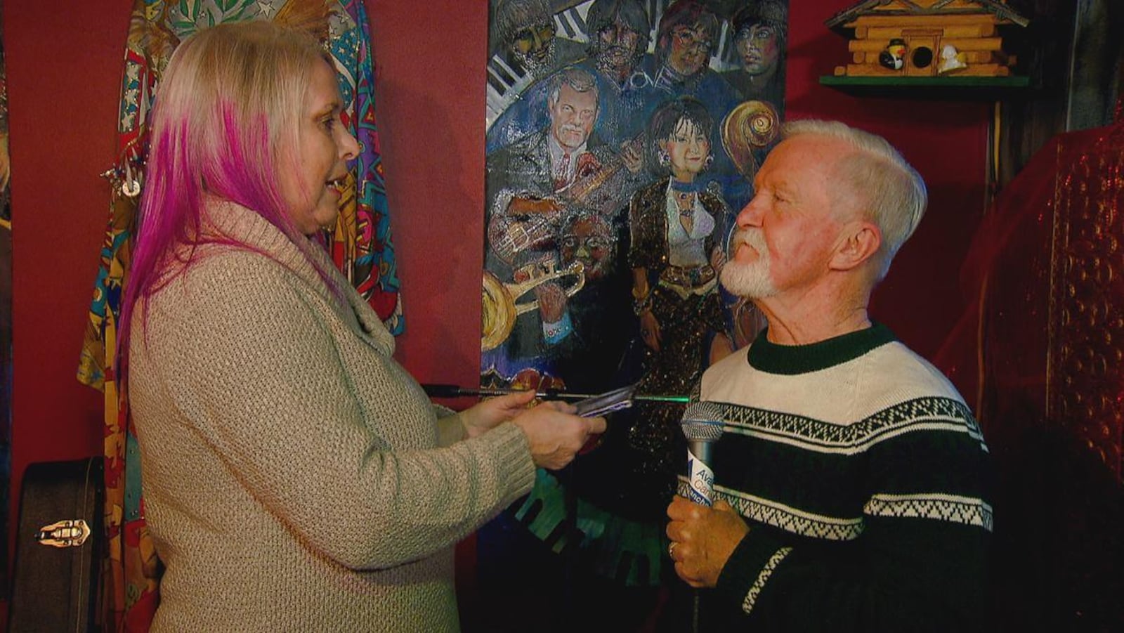 Adrian Pearce et son ancienne flamme Vicki Allen ouvre le cadeau devant des amis réunis pour l'occasion.