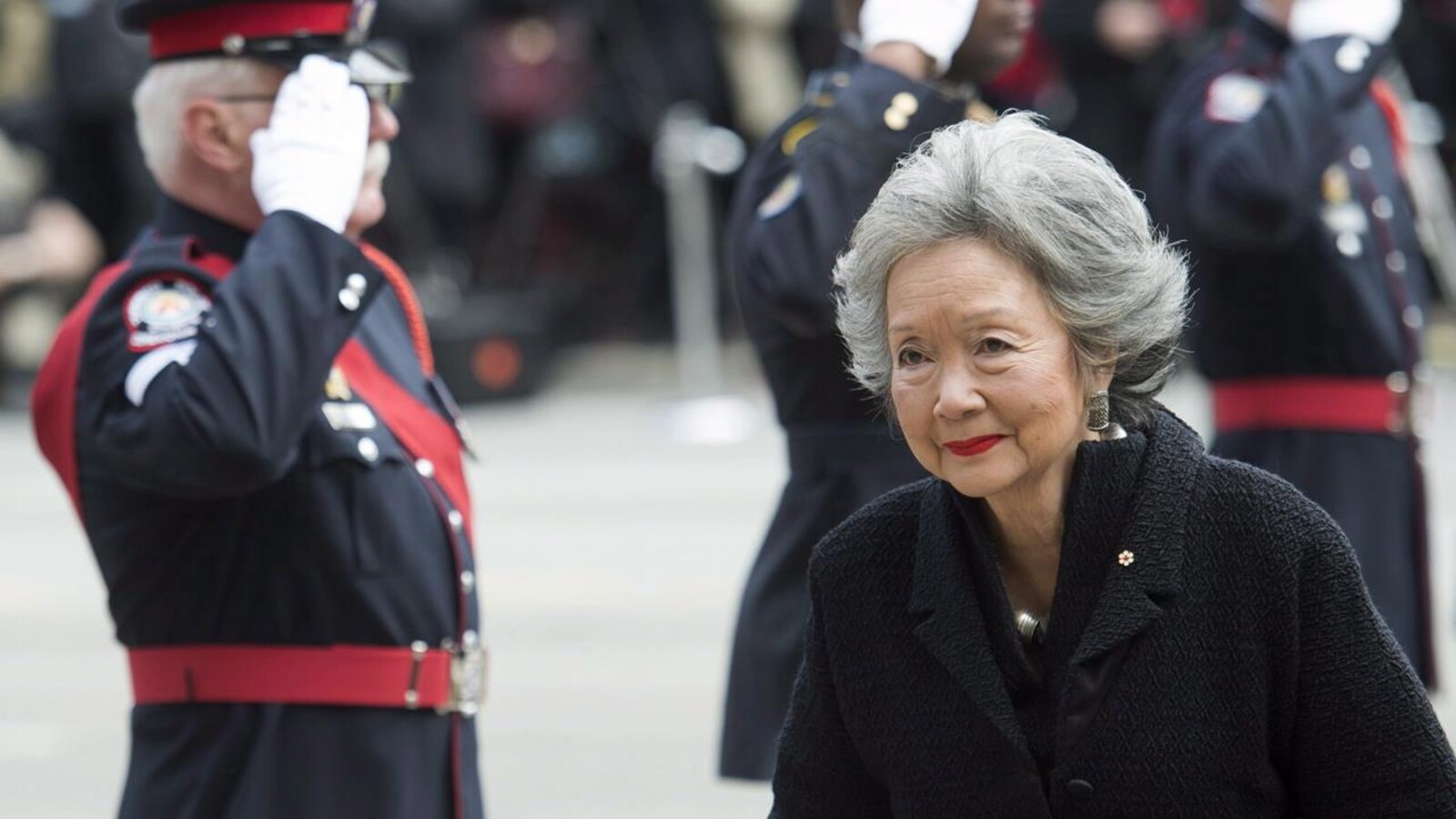 L'ex-gouverneure générale Adrienne Clarkson, vêtue de noir, devant de militaires au garde-à-vous