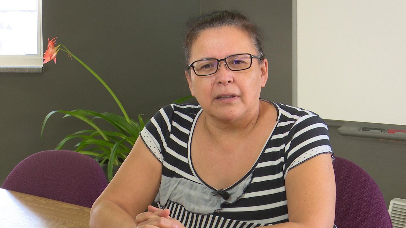 Une femme parle à la caméra en entrevue.