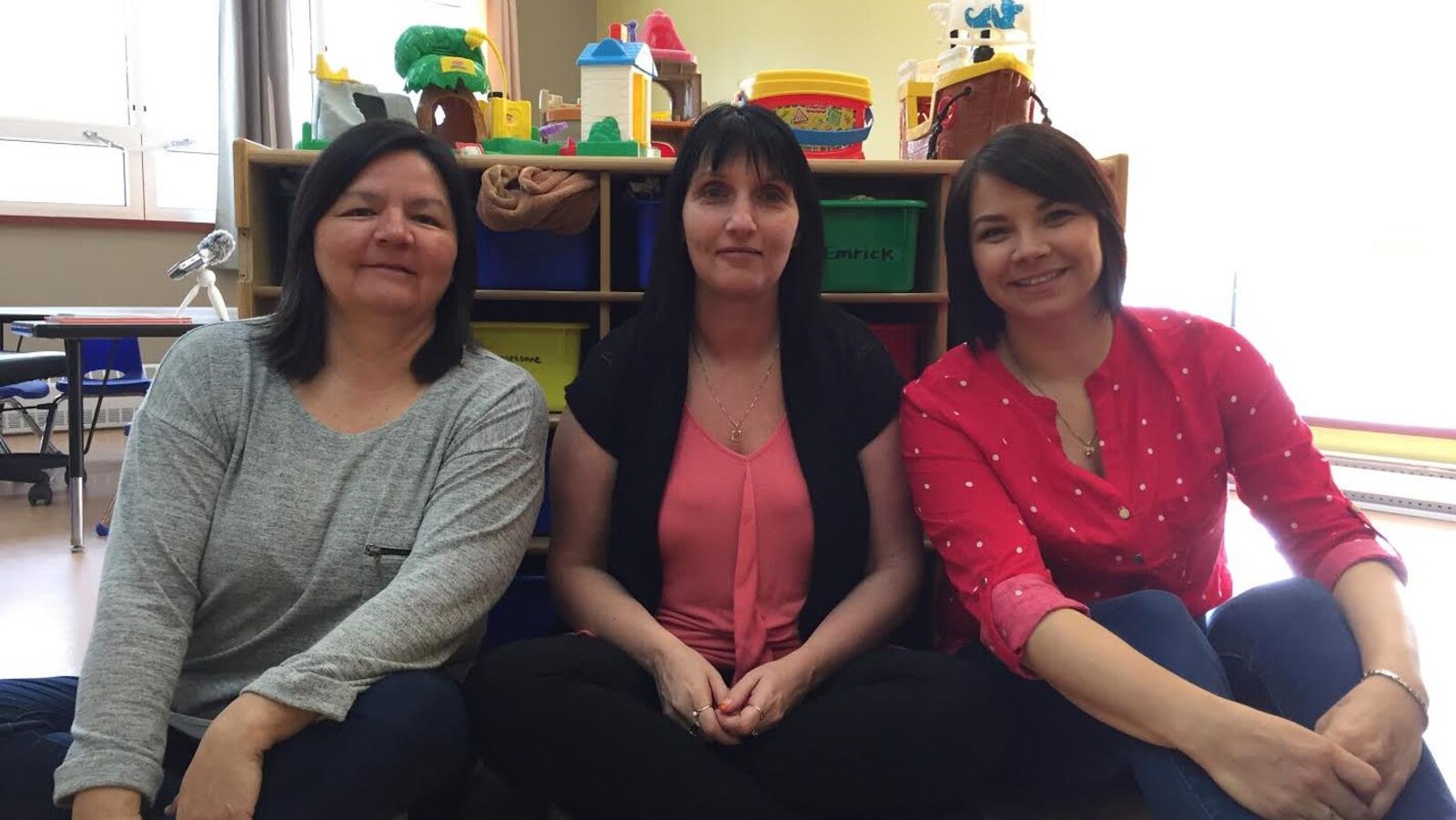 (De gauche à droite) Sharlene Chief, étudiante, Nathalie Murray, enseignante, Jennilee Wahsquonaikezhik, étudiante.