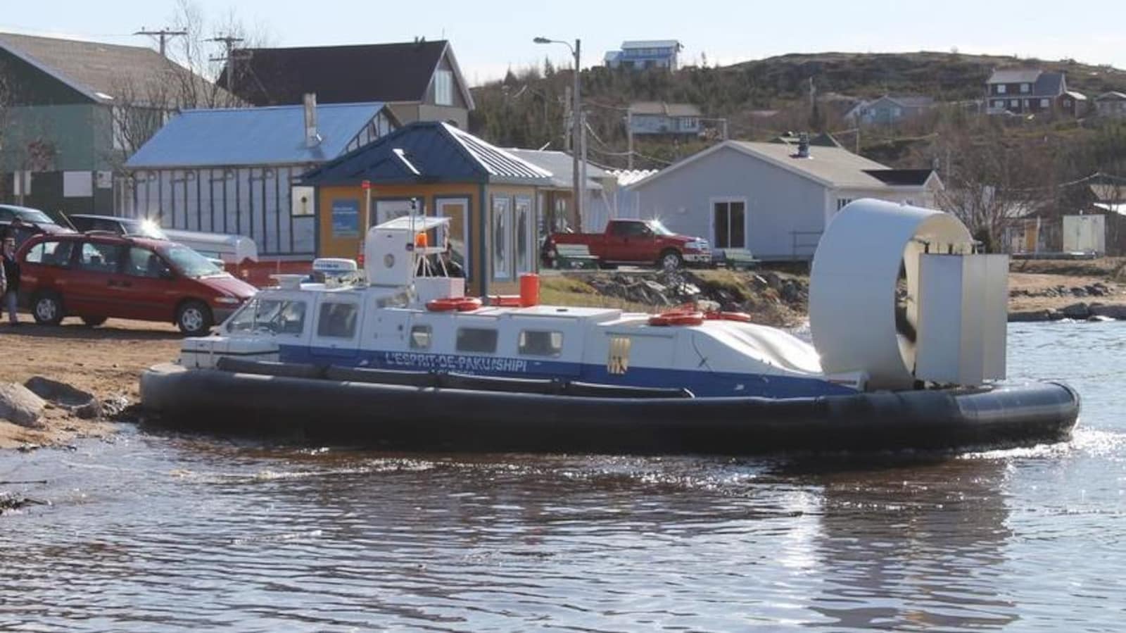 L'aéroglisseur reliant Saint-Augustin et Pakuashipi, sur la rivière Saint-Augustin en Basse-Côte-Nord