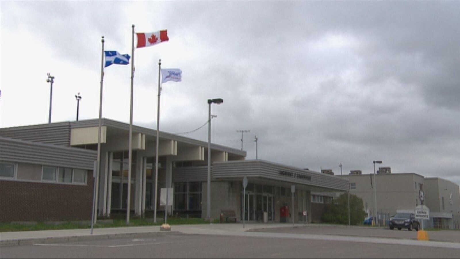 La façade de l'aéroport de Bagotville
