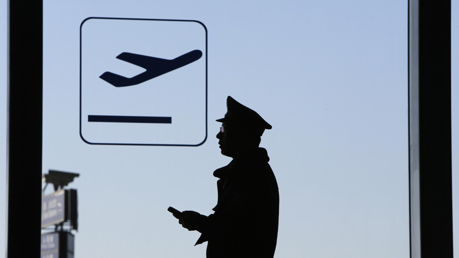 Un policier patrouille à l'aéroport de Pékin.
