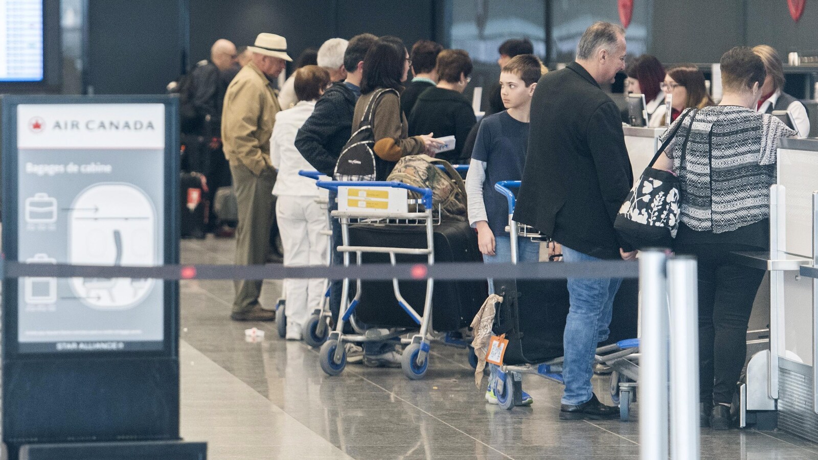 Des passagers dans un aéroport canadien.