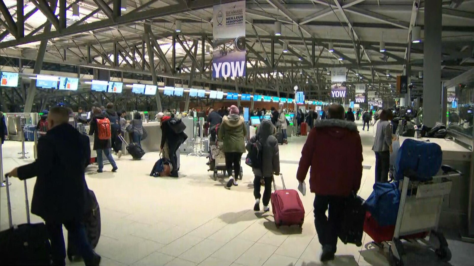 Le terminal de l'aéroport d'Ottawa est bondé de voyageurs.
