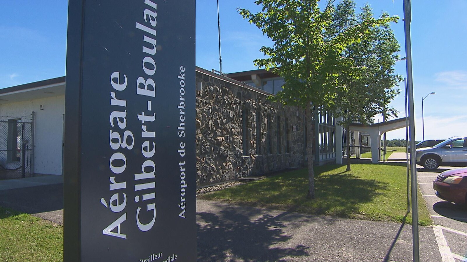 La devanture de l'aéroport de Sherbrooke