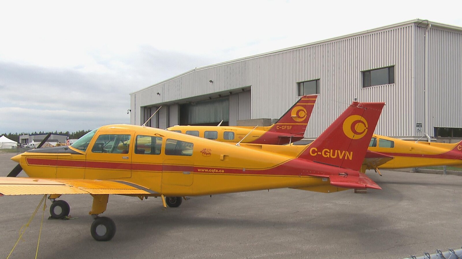 Des avions à l'aéroport de Saint-Honoré