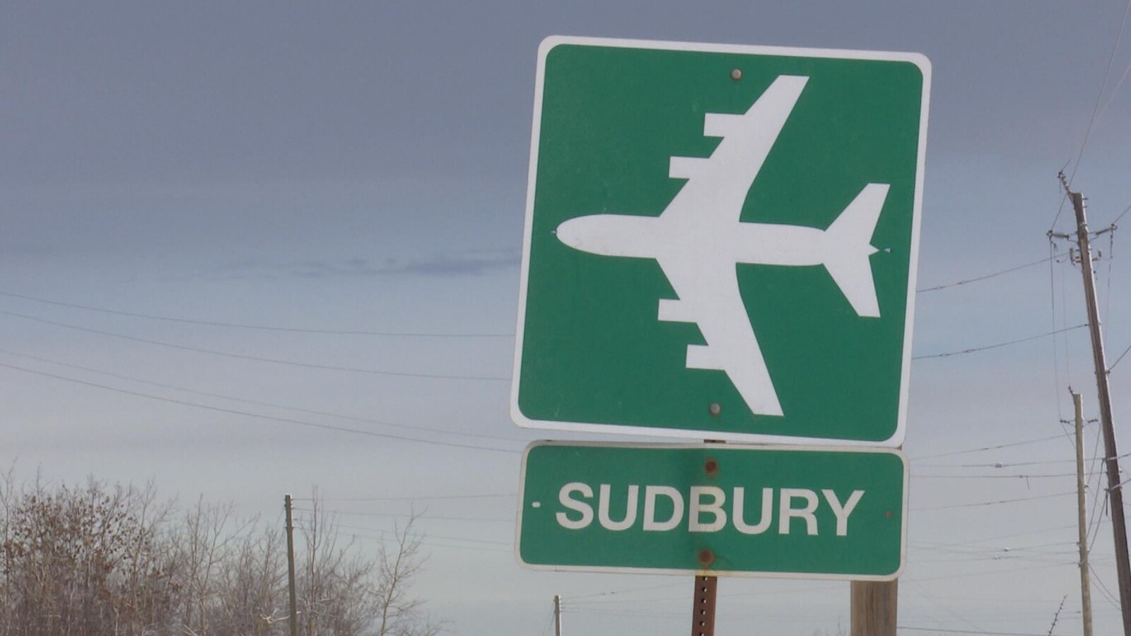 Une pancarte de bord de route indiquant la direction vers l'aéroport de Sudbury