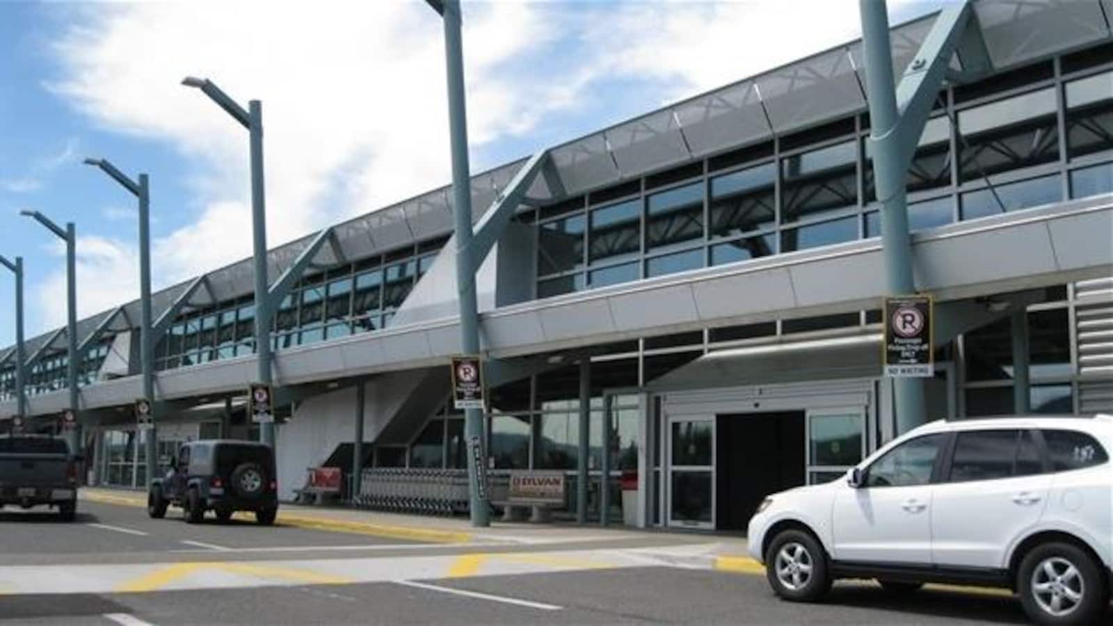 Vue extérieure de l’aéroport international de Thunder Bay en Ontario.