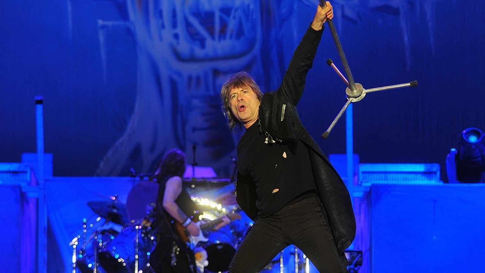Bruce Dickinson lors d'un concert d'Iron Maiden. On aperçoit, derrière lui, le guitariste Dave Murray.
